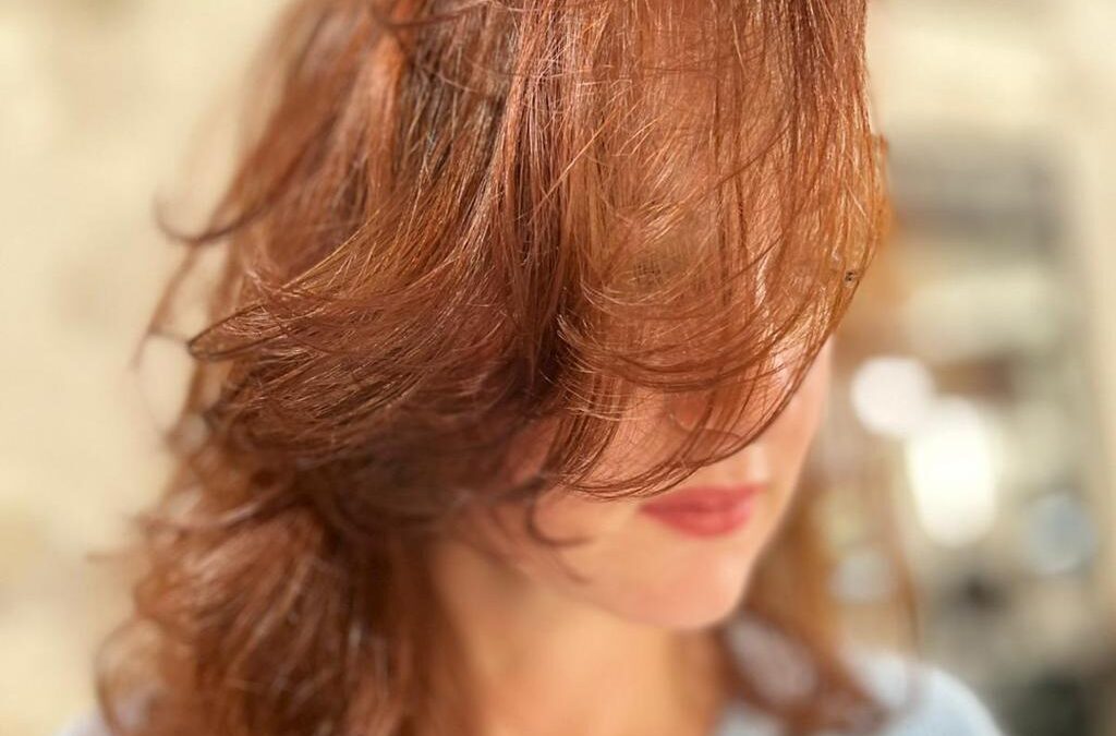 Capelli rosso ramato: il fascino di una tonalità unica